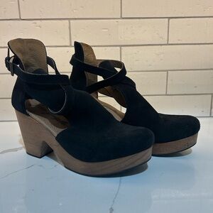 Free people cedar clog. Heel is about 3 inches high. Size 39.  Suede black